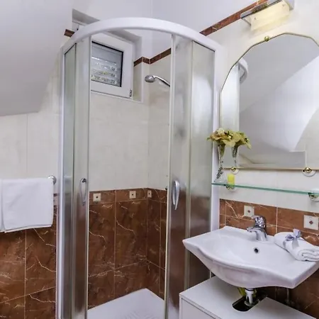 Apartment Holiday Trojkovic- Four Bedroom Holiday With Terrace And Swimming Pool *