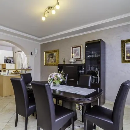 Holiday Trojkovic- Four Bedroom Holiday With Terrace And Swimming Pool Ragusa