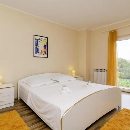 Holiday Trojkovic- Four Bedroom Holiday With Terrace And Swimming Pool شقة *