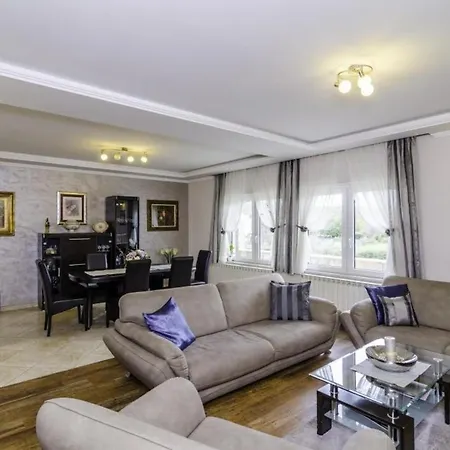 Appartamento Holiday Trojkovic- Four Bedroom Holiday With Terrace And Swimming Pool *