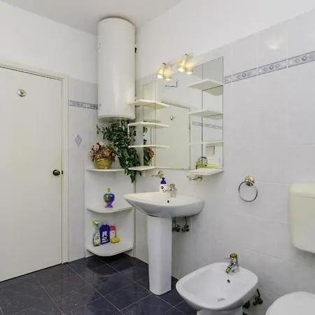 Holiday Trojkovic- Four Bedroom Holiday With Terrace And Swimming Pool شقة *
