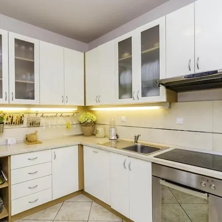 Holiday Trojkovic- Four Bedroom Holiday With Terrace And Swimming Pool شقة