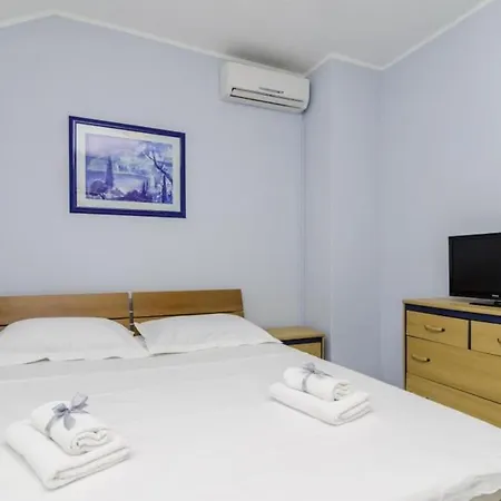 Holiday Trojkovic- Four Bedroom Holiday With Terrace And Swimming Pool *